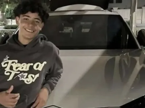 Ronaldo tặng con trai 15 tuổi siêu xe Lamborghini hơn 7 tỷ