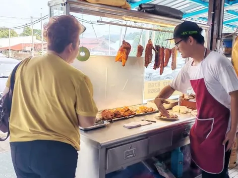 Bán nhà được 3 tỷ về quê mở nhà hàng, người đàn ông ôm mặt khóc: “Tôi đã tự hại mình rồi”