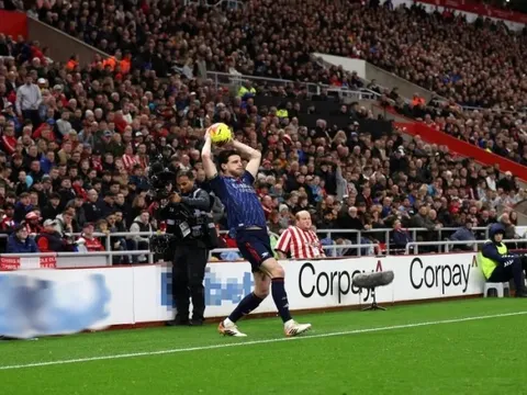 HLV Sunderland dùng mánh khóe biển quảng cáo để cầm hòa Arsenal