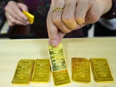 Giá vàng hôm nay (22/10): Trong nước tiếp tục tăng cao, thế giới tụt dốc