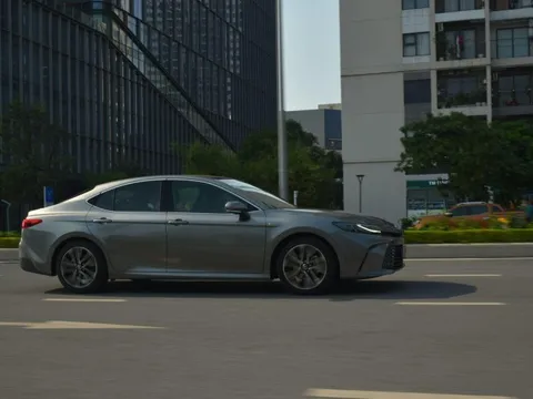 Ưu đãi 100% thuế trước bạ, Camry khuấy đảo sân chơi sedan tháng 11
