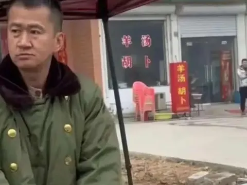 Bắt gặp nam diễn viên phim giờ vàng về quê bán mỳ, có 5 triệu fan mà tiền cát xê không đủ mua thuốc cảm