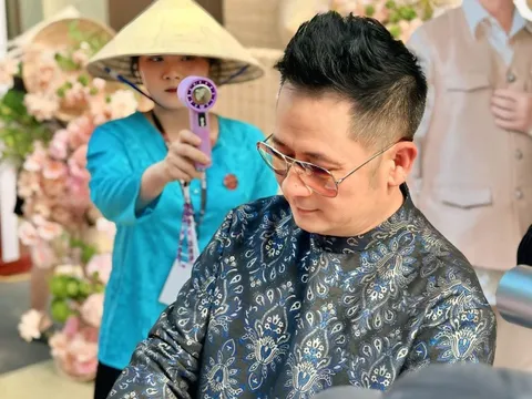 Nam ca sĩ sở hữu biệt thự 2.000 m2 ở Mỹ và Việt Nam: Ngoài 50 hôn nhân viên mãn bên vợ kém 17 tuổi