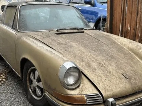 Chiếc Porsche 911 Targa cổ nằm trong rừng thông 31 năm bất ngờ được phát hiện