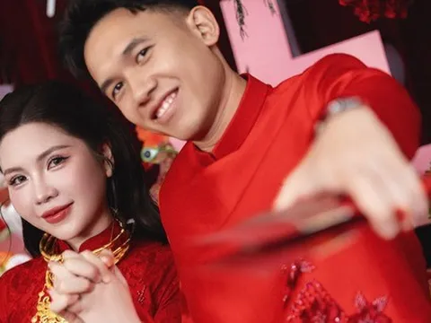 Cưới tiền vệ đội tuyển Việt Nam, cô dâu vàng đeo trĩu cổ đúng chuẩn "cô chủ tiệm vàng"