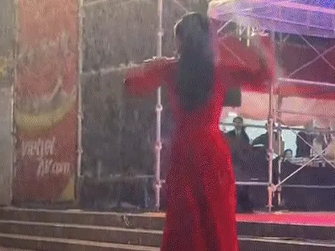 Trình của nữ ca sĩ đắt show bậc nhất: Hát dưới mưa rào rét run, miệng thở ra khói mà giọng vẫn cực nét