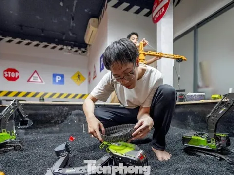 Giới trẻ TPHCM mê mẩn quán cà phê 'lái xe địa hình'