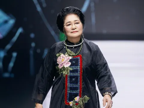 Nữ NSƯT 80 tuổi xuất hiện đầy khí chất, chiếm trọn spotlight trên sàn diễn thời trang