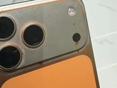Xôn xao vụ iPhone 17 Pro Max màu cam vũ trụ bị tróc sơn do "lau bằng khăn ướt"