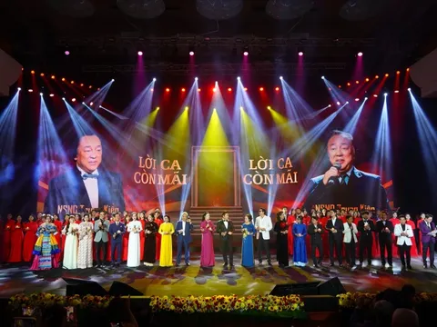 Khán giả vỡ òa khi chứng kiến sự “xuất hiện” của cố GS.NSND Trung Kiên cùng các thế hệ học trò trên sân khấu