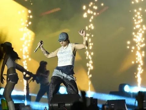 Soobin “cháy” hết mình tại D-2 Waterbomb: Nam thần Vpop biến sân khấu thành sàn nhảy