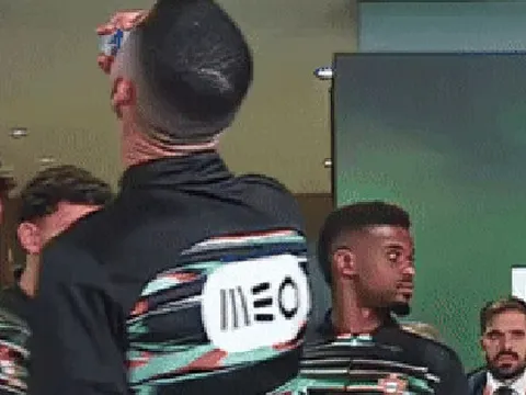 Ronaldo uống nước ngọt có gì mà gây sốc?