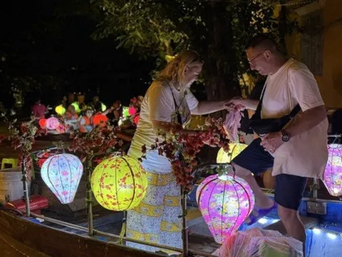 Hình ảnh khách Tây đua nhau đi thuyền "ngắm nước lụt" ở phố cổ Hội An