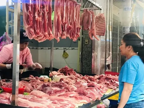 Giá lợn hơi giảm sâu, vì sao ngoài chợ vẫn bán đắt?