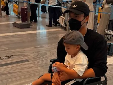 Chạnh lòng hình ảnh thủ môn quốc dân Bùi Tiến Dũng ngồi xe lăn lặng lẽ ở sân bay