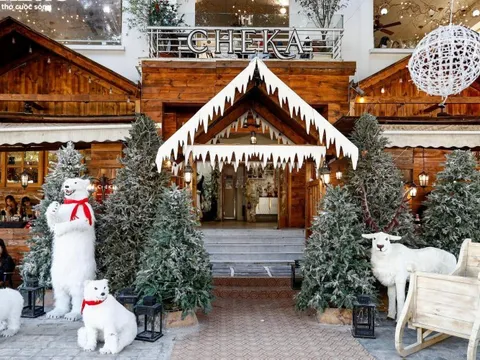 Quán cà phê Hà Nội hóa trời Âu, phun tuyết nhân tạo, hút khách mùa Giáng sinh