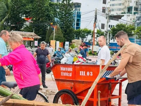 Du lịch Việt Nam đúng đợt mưa bão, khách Tây có thêm trải nghiệm mới: Ai nhìn cũng mừng vui