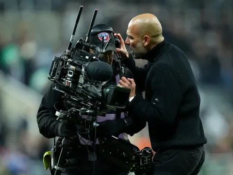 HLV Pep Guardiola thừa nhận "xấu hổ và ngượng ngùng"