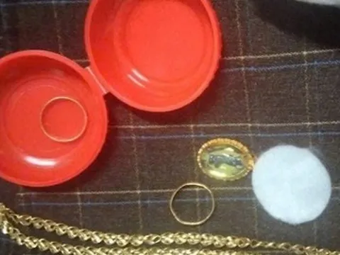 Bỏ quên gần nửa cây vàng trong túi áo gửi tặng người dân vùng lũ