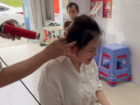 Lê Giang bị teo chân, phải lết vào nhà tắm để khóc