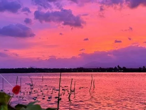 Xuất hiện bầu trời "tím lịm tìm sim" ở Khánh Hoà