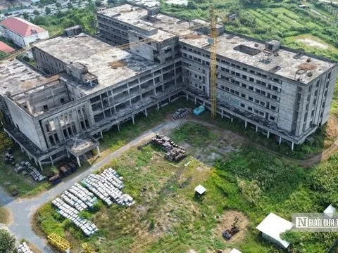 Bệnh viện Ung bướu Cần Thơ hơn 1.700 tỷ đồng: Khối bê tông phủ rêu giữa lòng thành phố