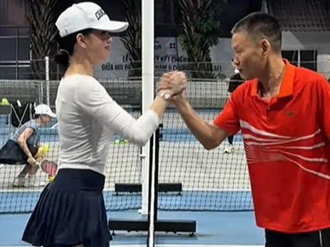 CLIP: "Bắt trọn" cảnh Ngọc Trinh và Chủ tịch dép Nesty trên sân pickleball, có gì lạ mà khiến dân mạng cười ngất