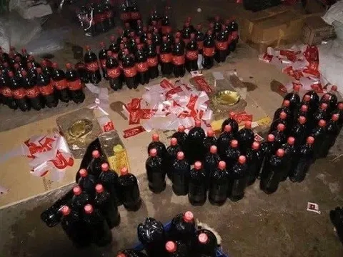 Đột kích một nhà máy ở Pakistan, công an triệt phá đường dây sản xuất nước ngọt giả, tịch thu hơn 2.000 lít hóa chất cùng lượng lớn chai lọ, máy chiết rót