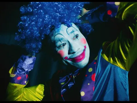 Kiều Minh Tuấn khó nhận ra khi hóa... chú hề!