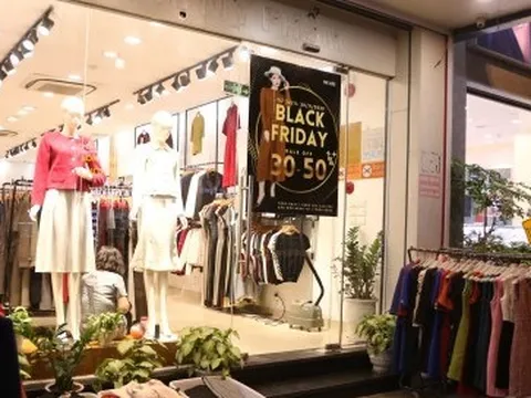 La liệt hàng giảm giá ngày Black Friday, khách vẫn èo uột