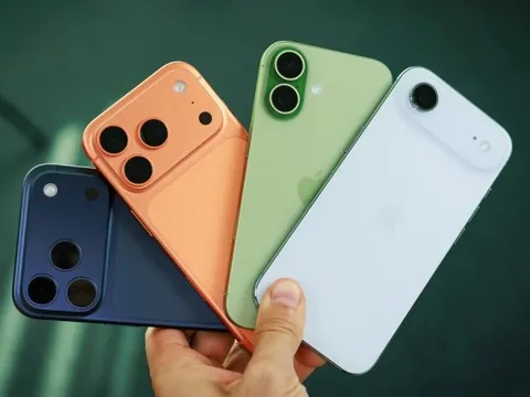 Sau 14 năm, cuối cùng iPhone cũng "ngạo nghễ" vượt mặt Samsung: Cái kết cho việc chỉ biết bắt chước là đây?