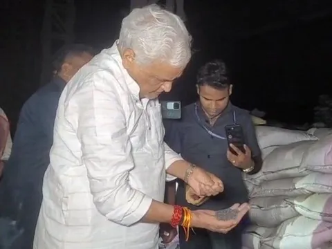 Đích thân Bộ trưởng Bộ Nông nghiệp dẫn đầu cuộc đột kích, triệt phá đường dây sản xuất phân bón giả tại Ấn Độ, tịch thu hơn 24.000 bao sản phẩm