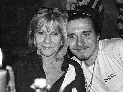 Mẹ của Victoria Beckham cầu xin cháu trai Brooklyn về nhà đón Giáng sinh sau 1 năm xa cách gia đình