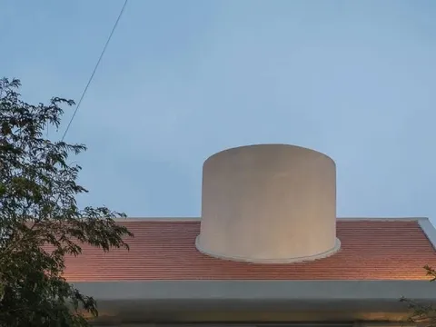 Ngôi nhà có thiết kế mái như ống khói để lấy sáng