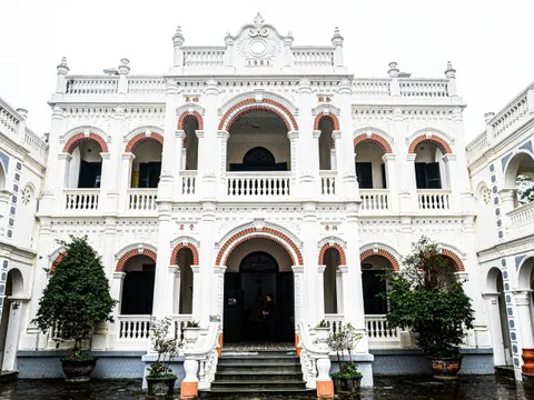 Dinh thự Vua Mèo khoác áo mới sau trùng tu, lộng lẫy giữa cao nguyên trắng