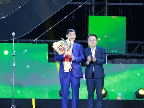 Trích 6 tỷ đồng từ ngân sách lễ cưới của con gái, tỷ phú Johnathan Hạnh Nguyễn mang tiền hỗ trợ bà con vùng lũ