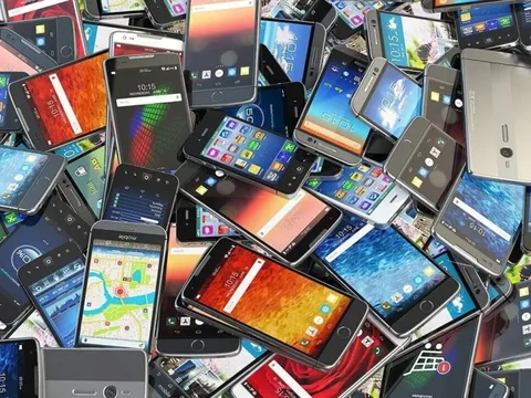 Nhận tin mật rồi đột kích một ngôi nhà, công an Ấn Độ triệt phá đường dây sản xuất điện thoại giả suốt 2 năm, tịch thu hơn 1.800 chiếc cùng phần mềm gian lận số IMEI