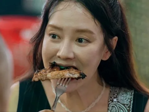 Bắt gặp minh tinh Hàn Quốc ăn trứng vịt lộn, thịt nướng trên đường phố Đà Nẵng