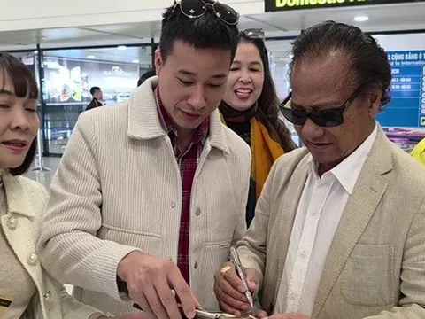 Danh ca Chế Linh ra Hà Nội, khán giả ùa tới sân bay đón