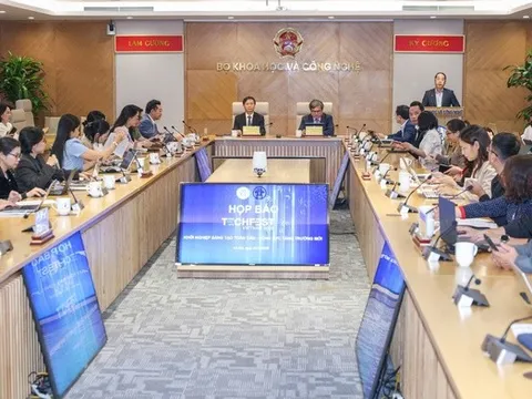 Lần đầu công nghệ hiện đại ra phố, hòa nhịp "đời sống vỉa hè"