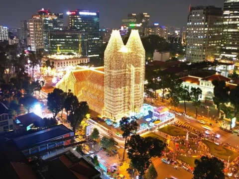 Nhà thờ Đức Bà khoác 1.000 km đèn LED, rực sáng đón Giáng sinh