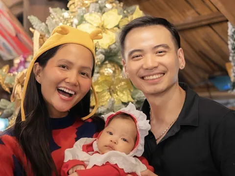 H'Hen Niê khoe khoảnh khắc đáng yêu đón Giáng sinh đầu tiên của con gái