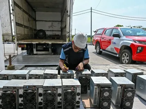 Drone bay vù vù trên những dãy nhà bỏ hoang phát hiện điểm bất thường, cảnh sát khui ra đường dây tội phạm gây thiệt hại 1,1 tỷ USD tại một quốc gia Đông Nam Á