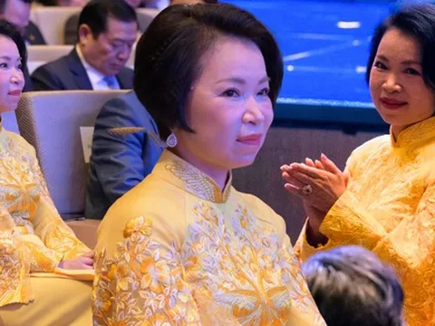 Phu nhân tỷ phú Phạm Nhật Vượng đẹp nhờ áo dài quá tinh tế, 1 chi tiết kết nối đến chồng và con trai