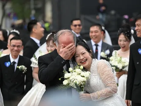 80 cặp đôi cùng bước vào lễ cưới tập thể đầy cảm xúc bên hồ Gươm