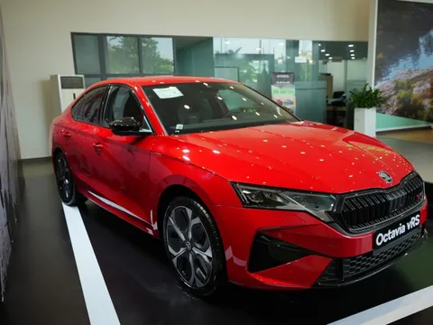 Cận cảnh Skoda Octavia vRS tại đại lý: Giá tạm tính 1,5 tỷ đồng, cạnh tranh VW Golf R bằng động cơ 265 mã lực, có thể ra mắt ngay tháng này