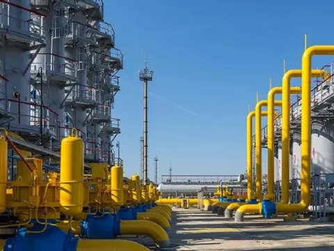 Hàng trăm nghìn tấn hàng từ Malaysia đổ bộ Việt Nam: Nhập khẩu tăng 259% chỉ trong 1 tháng, là nhiên liệu 'vàng' quan trọng không kém xăng dầu