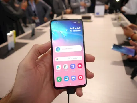 Khen thì lắm mà chê cũng nhiều, vậy tại sao ra cửa hàng "cứ 3 người lại có 1 người" mua điện thoại Samsung?