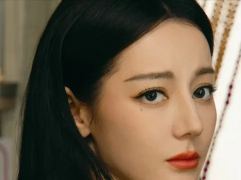 Địch Lệ Nhiệt Ba rơi vào tình cảnh xấu hổ