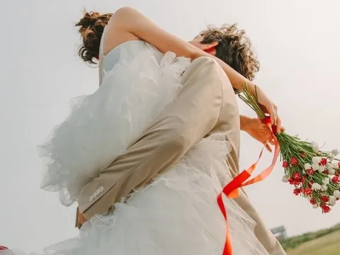 Nữ ca sĩ quốc dân tuyên bố kết hôn với chồng Tây, ảnh cưới bắt trọn khoảnh khắc ông xã nhấc bổng cô đẹp như phim ngôn tình!